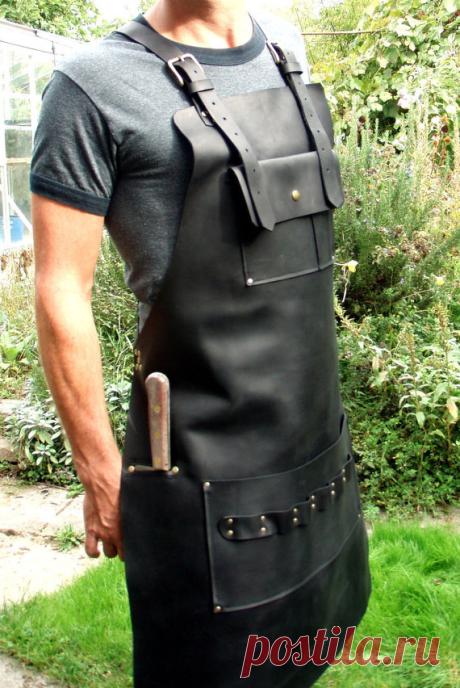 Black Leather Apron with Knife Sheath Pocket от CyclonaDesigns