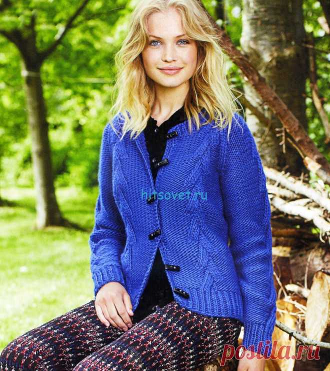 Вязание жакета с косами для женщин - Хитсовет Вязание жакета с косами для женщин. Классическая модель женского жакета с косами со схемой и бесплатным описанием вязания. Вам потребуется: пряжа (100% мериносовой шерсти; 50 г/51 м)-15(16) 17(18) мотков синей; спицы № 7 и 8; круговые спицы № 7 длиной 80 см; крючок № 5; 6 пуговиц-палочек длиной 38 мм.