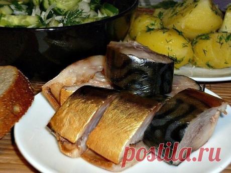 Ну очень вкусная скумбрия домашнего приготовления!

У скумбрии отрезать голову и хвост, убрать внутренности, промыть.
Сделать маринад ( на 4 рыбы):

В 1 литр воды добавить:
-3 ст.л. соли., 
-2 ст. л. сахара,
-2 горсти луковой шелухи,
-2 ст.л. чая (сухой заварки). 

Вскипятить рассол, остудить и залить им скумбрию. 
Убрать в холодильник на 3 дня.