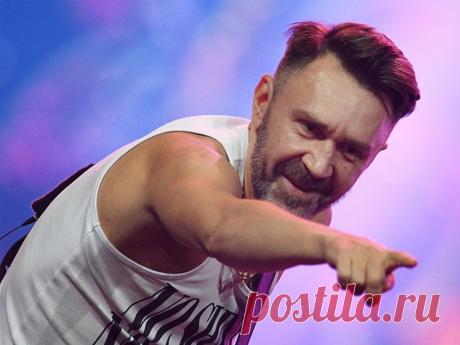 Сергей Шнуров в новом клипе сравнил губернатора Беглова с Петром I Исполнитель Сергей Шнуров представил ещё один клип, который посвящён Александру Беглову. Музыкант сравнивает губернатора Петербурга с императором Петром I. Композиция называется "Мерси, Баку!&quo
