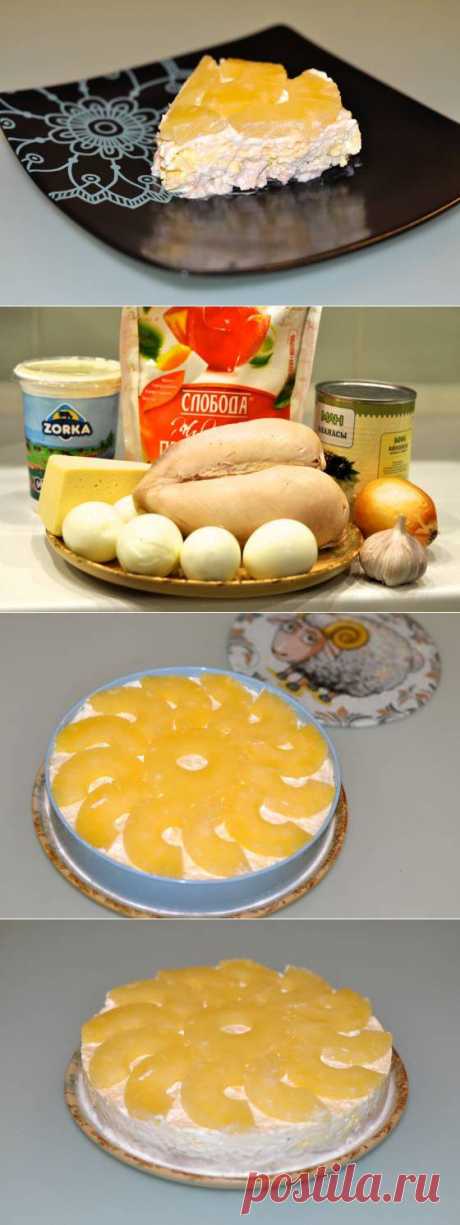 Слоеный салат с курицей и ананасами
