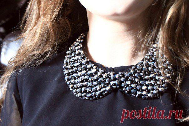 Воротник расшит бисером и гранеными бусинами