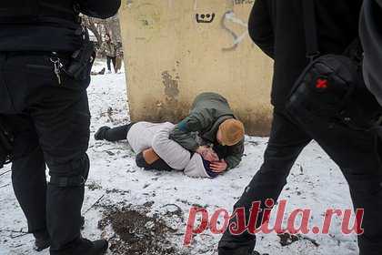 В ЛНР рассказали о заполненных ранеными солдатами ВСУ больницах Краматорска. В Краматорске сложилась тяжелая гуманитарная ситуация, больницы города не могут принять мирных жителей из-за переполнения палат ранеными военнослужащими Вооруженных сил Украины (ВСУ), сообщил полковник Луганской народной республики (ЛНР) Виталий Киселев.