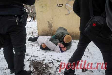 В ЛНР рассказали о заполненных ранеными солдатами ВСУ больницах Краматорска. В Краматорске сложилась тяжелая гуманитарная ситуация, больницы города не могут принять мирных жителей из-за переполнения палат ранеными военнослужащими Вооруженных сил Украины (ВСУ), сообщил полковник Луганской народной республики (ЛНР) Виталий Киселев.