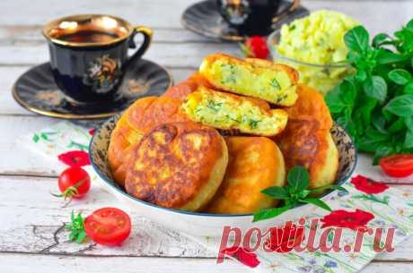 Беляши С Картошкой Беляши с картошкой получаются сытными и пышными. Хрустящее дрожжевое тесто в сочетании с картофельной начинкой бесподобно.