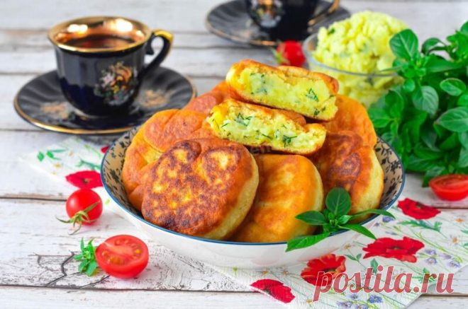 Беляши С Картошкой Беляши с картошкой получаются сытными и пышными. Хрустящее дрожжевое тесто в сочетании с картофельной начинкой бесподобно.