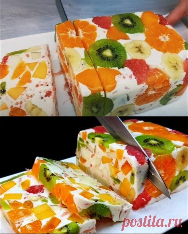 Вкусный десерт без желатина и выпечки за 5 минут!


Ингредиенты:
Мандарины – 4 штуки;
Киви – 2 штуки;
Хурма – 2 штуки;
Грейпфрут – 1 штука;
Яблоки – 2 штуки;
Банан – 1 штука;
Агар-агар – 8 г;
Вода – 50 мл;
Молоко – 350 мл;
Сгущенное молоко – 200 г;
Сметана/йогурт – 200 г.

Приготовление:
Сначала необходимо очистить фрукты их от кожуры. Киви и бананы нарезаем на небольшие кольца, дольки грейпфрута очищаем так, чтобы осталось только мякоть, ее нарезаем. Небольшими дольками н...