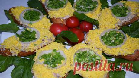 Эти бутерброды украсят любой праздничный стол. Очень вкусные, аппетитные и красивые. Намазка из простых и доступных продуктов. Приятного аппетита!