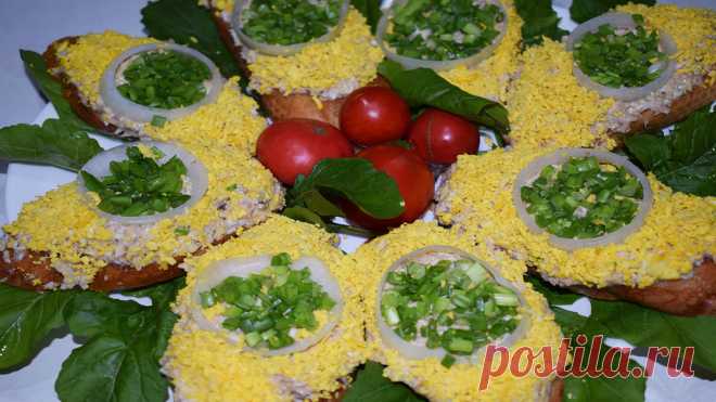 Эти бутерброды украсят любой праздничный стол. Очень вкусные, аппетитные и красивые. Намазка из простых и доступных продуктов. Приятного аппетита!