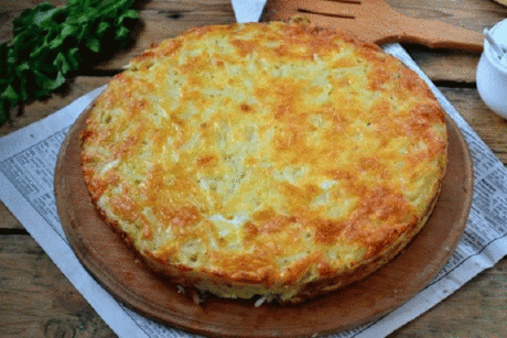 Запеканка из тертого картофеля с сыром и чесноком
Это блюдо стало одним из моих любимых еще в детстве и до сих пор им остается. Им часто угощала меня сестра, когда я приезжала к ней в гости. Разница в возрасте у нас довольно большая, и поэтому когда я только начала интересоваться кулинарными премудростями, сестра была уже опытной хозяйкой. У неё я переняла рецепт этой замечательной запеканки!
Такой картофельной запеканкой можно легко накормить всю семью. Она может служить и просто гарниром,