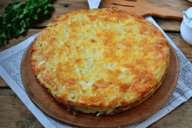 Запеканка из тертого картофеля с сыром и чесноком
Это блюдо стало одним из моих любимых еще в детстве и до сих пор им остается. Им часто угощала меня сестра, когда я приезжала к ней в гости. Разница в возрасте у нас довольно большая, и поэтому когда я только начала интересоваться кулинарными премудростями, сестра была уже опытной хозяйкой. У неё я переняла рецепт этой замечательной запеканки!
Такой картофельной запеканкой можно легко накормить всю семью. Она может служить и просто гарниром,