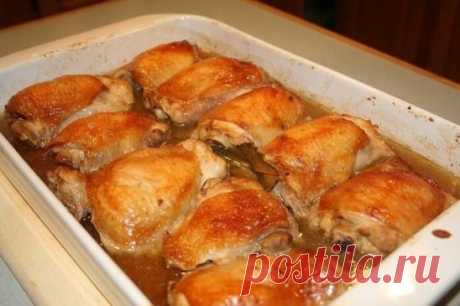 Куриные бедра в соевом соусе в духовке
Для приготовления куриных бедер в соевом соусе в духовке потребуется:
4 куриных бедра;
соль, специи для курицы, черный свежемолотый перец - по вкусу;
1 луковица;
50 мл соевого соуса;
2 ст. л. майонеза;
1 ч. л. паприки.
Куриные бедра вымыть, обсушить, посолить, поперчить, посыпать специями. Очищенный лук мелко нарезать.
К куриным бедрам добавить лук, майонез, соевый соус.
Сюда же добавить паприку, перемешать и оставить промариноваться в прохладном месте на 1