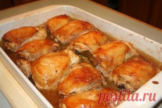 Куриные бедра в соевом соусе в духовке
Для приготовления куриных бедер в соевом соусе в духовке потребуется:
4 куриных бедра;
соль, специи для курицы, черный свежемолотый перец - по вкусу;
1 луковица;
50 мл соевого соуса;
2 ст. л. майонеза;
1 ч. л. паприки.
Куриные бедра вымыть, обсушить, посолить, поперчить, посыпать специями. Очищенный лук мелко нарезать.
К куриным бедрам добавить лук, майонез, соевый соус.
Сюда же добавить паприку, перемешать и оставить промариноваться в прохладном месте на 1