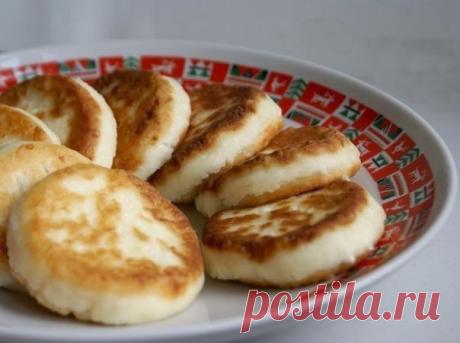 Сырники нежнейшие и пышные (без яиц)
источник Лучшие рецепты Повара
Сырники нежнейшие и пышные (без яиц)Ингредиенты:Творог до 17% жирности — 2 пачки по 180 гСоль — 1 щепоткаСахар — 1–2 ч. л.Мука — 1 ст. л.Мука — для обвалив…