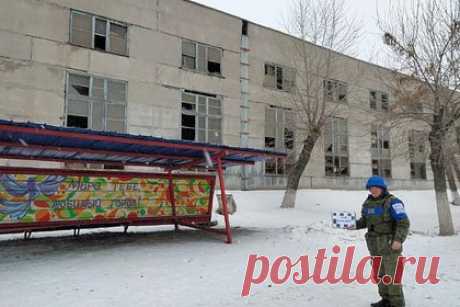 В ЛНР заявили о повреждении дома, завода и газопровода после обстрела ВСУ. Многоэтажный жилой дом, ремонтно-механический завод, линия электропередачи, а также газопровод повреждены в Перевальске после обстрела со стороны военных Украины.