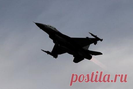 Эксперт перечислил способные сбивать F-16 российские ЗРК. Российские дальнобойные управляемые ракеты 40Н6 зенитно-ракетных комплексов С-400 — не единственные из числа тех, что способны сбивать запланированные к поставке на Украину американские истребители F-16. Другие подобные системы перечислил военный эксперт, директор Музея ПВО Юрий Кнутов.