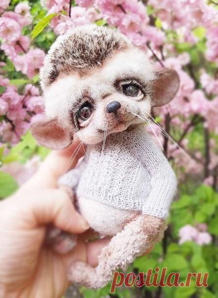 Немного волшебства не помешает даже в самый ненастный день. Если кусочек затянутого облаками весеннего дня положить в шляпу волшебника, получишь что-то по-настоящему прекрасное. Золотых рыбок или привет друга, отправившегося странствовать...

© Диана Лапшина