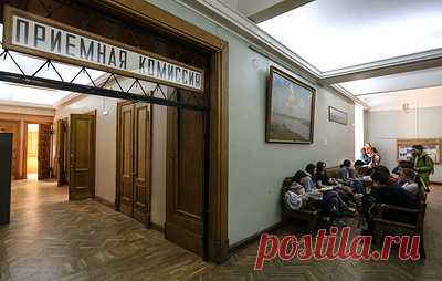 В МГУ скорректировали правила приема в 2023 году. Абитуриенты смогут подать одно заявление о согласии на зачисление на бюджет и одно - на места с оплатой на договорной основе