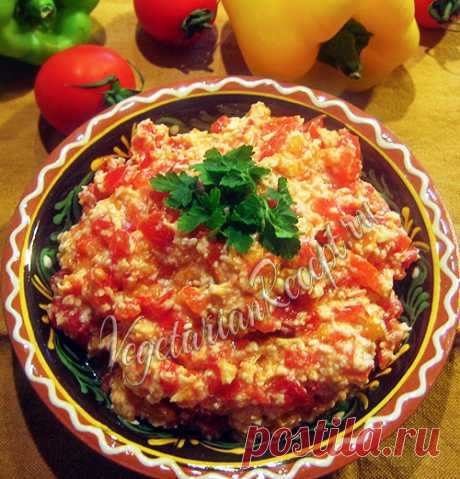 Икра перца, помидоров и брынзы по-молдавски - рецепт Молдавская закуска - икра из перца, помидоров и брынзы. Очень вкусно намазывать на хлеб. Пошаговый рецепт с фото.