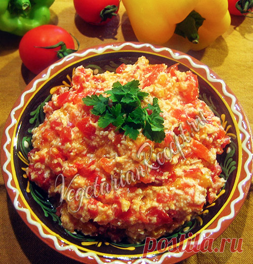 Икра перца, помидоров и брынзы по-молдавски - рецепт Молдавская закуска - икра из перца, помидоров и брынзы. Очень вкусно намазывать на хлеб. Пошаговый рецепт с фото.