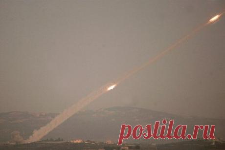 По Израилю нанесли новый ракетный удар с территории Ливана. По территории Израиля было выпущено по меньшей мере 6 ракет из района Эль-Клейла на юге Ливана. «6 ракет были запущены с равнины Эль-Клейла в сторону Галилеи», — сообщает телеканал Al Hadath. Пресс-служба Армии обороны Израиля отмечает, что израильские бойцы ведут ответный артиллерийский огонь.