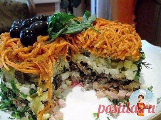 Салат «Изабелла»
ингредиенты:
 окорок копченый – 2 шт.
 яйца – 5 шт.
 шампиньоны – 500 гр.
 лук репчатый – 2 шт.
 огурцы соленые – 3 шт.
 морковь по-корейски
приготовление:
Яйца отварить, шампиньоны и лук мелко порубить и обжарить на растительном масле. Салат выложить слоями, смазав каждый слой майонезом.1-й слой – нарезанный копченый окорочек; 2-й слой – жареные грибы и пасированый лук; 3-й слой – мелко рубленые яйца; 4-й слой – порезанные кубиками соленые огурцы; 5-й слой – корейская морковь.