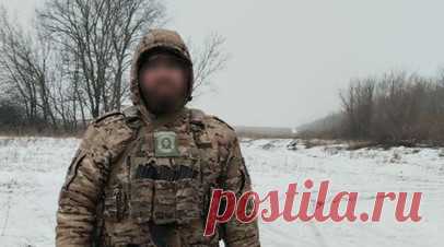 «Ангел-хранитель толкнул меня»: боец с позывным Капсула рассказал, как трижды чудом выжил на фронте. Боец с позывным Капсула прошёл Сирию, Ливию, а сейчас воюет на СВО. Трижды он оказывался на грани гибели, но даже после тяжелейшего ранения и двух недель в коме он вернулся к своим «за ленточку». В его теле всё ещё остаются осколки, а в голове — титановая пластина, но он продолжает службу. О том, как врачи вернули его с того света, о гибели близкого друга и невероятной поддержке жены на…