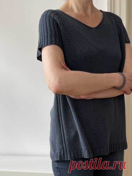Пост на стене Футболка ✨Silka Tee✨Спортивная футболка с V - образным вырезом горловины и короткими рукавами реглан.Размеры:🧵XS (S, M1, M2, L1, L2) XL1 (XL2, XXL1, XXL2, 3XL).Обхват груди изделия: 89 (93, 102, 107, 111, 114) 120 (126, 132, 136, 142) см.Плотность вязания:🧵(после стирки и блокировки) 26 п. и 38 рядов/круговых рядов = 10 см, лицевой гладью, спицами 3 мм.