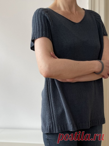 Пост на стене Футболка ✨Silka Tee✨Спортивная футболка с V - образным вырезом горловины и короткими рукавами реглан.Размеры:🧵XS (S, M1, M2, L1, L2) XL1 (XL2, XXL1, XXL2, 3XL).Обхват груди изделия: 89 (93, 102, 107, 111, 114) 120 (126, 132, 136, 142) см.Плотность вязания:🧵(после стирки и блокировки) 26 п. и 38 рядов/круговых рядов = 10 см, лицевой гладью, спицами 3 мм.