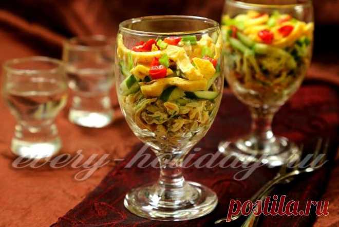 Салат с омлетом, курицей и грибами