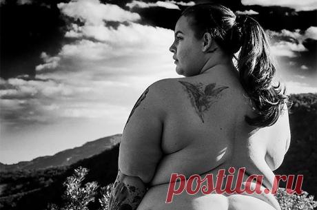 Plus-size модель Тесс Холлидей сфотографировалась обнаженной в знак протеста