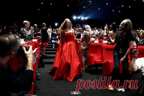 Дженнифер Лоуренс отреагировала на критику ее сланцев на Каннском кинофестивале. Американская актриса Дженнифер Лоуренс высказалась по поводу обуви на Каннском кинофестивале, из-за которой ее подвергли критике в соцсетях. По ее словам, выбор сланцев не обусловлен ее желанием выступить с политическим или иным высказыванием. На самом деле подготовленная для нее обувь оказалась слишком большой.