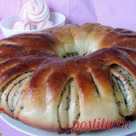 Пирог с маком, изюмом и орехами.