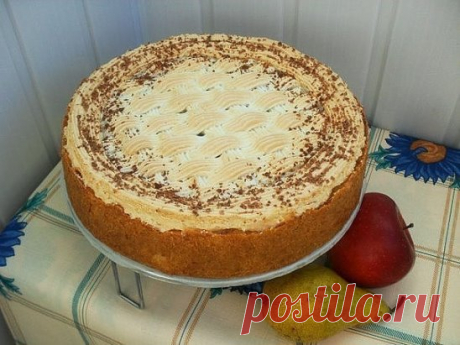 Вкуснющий пирог "Карамельный"!!! 
Для теста 200гр. хорошего маргарина для выпечки или пачку сливочного масла,
200 г любой сметаны, 
2 желтка,
щепотку соли,
пакетик разрыхлителя ( я взяла 1,5 чайных ложки),
1 столовую ложку сахара,
2 стакана муки.
В муку кладем маргарин или масло, разрыхлитель и рубим в крошку, добавляем остальные ингредиенты и замешиваем однородное пластичное тесто, скатаем его в шарик, положим в пакет и убираем на час в холодильник.
Затем выстилаем тестом дно разъёмной формы,
