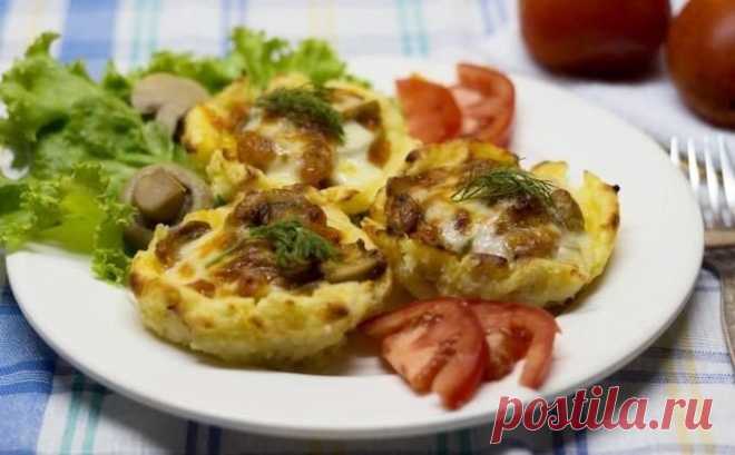 Картофельные гнезда с грибами,в чесночно-сметанном соусе