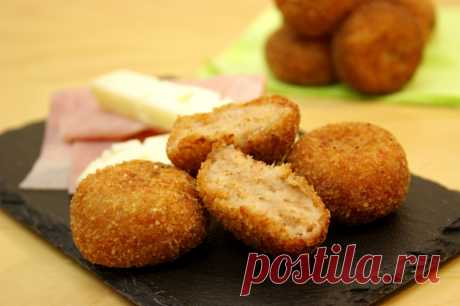 Крокеты из ветчины, сыра и хлеба.
Быстрый рецепт вкуснейших крокетов их хлеба, ветчины и твердого сыра.