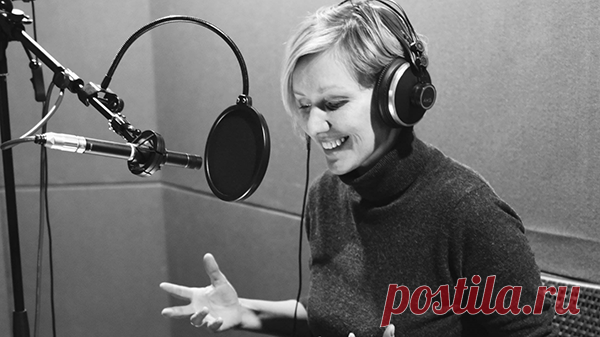 Обычно книги начитывают профессиональные дикторы или актеры. Но у нас есть несколько исключений, где текст озвучивают сами авторы (см. «Сто способов изменить жизнь», «Никогда-нибудь», «Бизнесхак на каждый день»). Слушать такие записи вдвойне приятно!