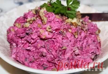 Салат с курицей, свеклой и орехами «Сытый четверг»