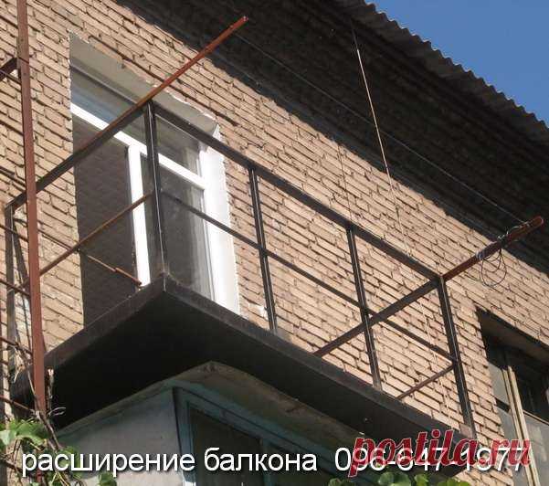 Когда перила балкона шатается, пришло время укрепление ограждения балкона https://balkon.dp.ua/ограждение-балкона/ 
Такое укрепление выполняют путём обвязки уголком или профлистом по периметру балкона.