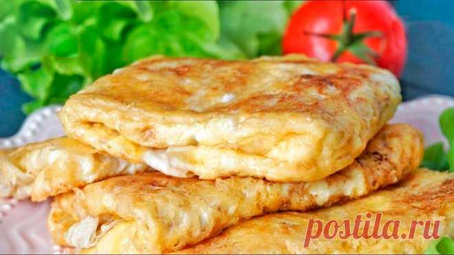 Вкуснейший ЗАВТРАК за 5 минут! Идеальный завтрак для тех, кому надоела яичница Шикарный завтрак! Вкуснейший завтрак из лаваша Ингредиенты: Лаваш – 2 больших или 4 маленьких Яйцо – 4 шт. Сыр – 130 гр. Помидор большой – 1 шт. Масло сливочное – 50 гр. Соль – по-вкусу Приготовление: Подготовьте большую тарелку и налейте туда немного воды. У меня было два больших овальных лаваша, я нарезала их на …