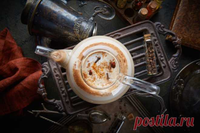 Как правильно приготовить чай масала Шеф-бармен ресторана Moregrill Виталий Екименко даёт подробный рецепт приготовления индийского молочного чая. Чтобы всё получилось, надо запастись терпением: например, основу из имбиря придётся настаи…