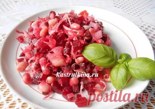 Красный салат из квашеной капусты с фасолью