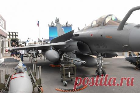 Французский истребитель &quot;Рафаль&quot; и его пилоты на расстоянии вытянутой руки