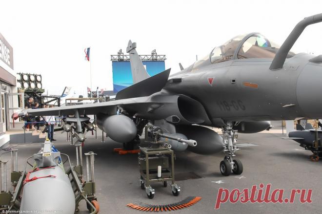 Французский истребитель "Рафаль" и его пилоты на расстоянии вытянутой руки