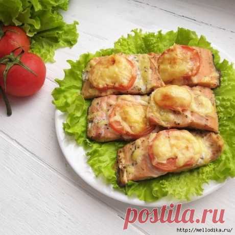 Горбуша, запечённая с помидором и сыром