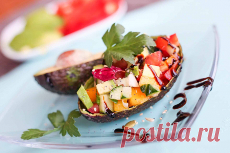 Avocado Salat mit Paprika und Gurke Avocado Salat passt gut zum Mittagstisch und in der Avocadoschale serviert sieht er einfach super aus. Dazu einfach Avocado mit Gurke und Paprika klein schneiden. Mit Balsamico und Schnittlauch vermengen und in Avocadohälften anrichten.