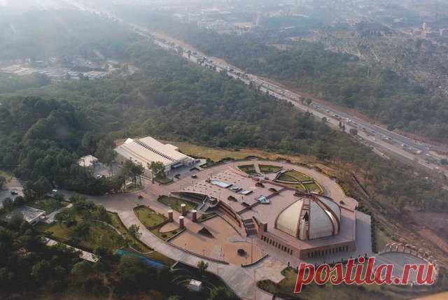 Пакистанский монумент Пакистанский монумент (Pakistan Monument Museum) – национальный мемориал, который воздвигнут в историческом центре Исламабада. Памятник посвящен тем, кто пожертвовал собой во имя будущих поколений, рассказывает об истории страны, ее борьбе за свободу.