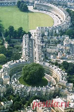 Royal Crescent & the Circus - Bath. "Bath is one of my favourite places in England. It still feels just like stepping into a Jane Austen novel" I want to go!   |  Найдено на сайте tourist-tracks.com.