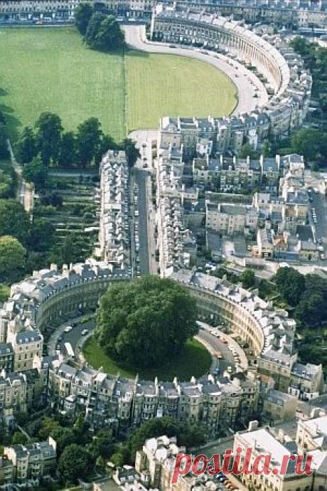 Royal Crescent &amp; the Circus - Bath. &quot;Bath is one of my favourite places in England. It still feels just like stepping into a Jane Austen novel&quot; I want to go!   |  Найдено на сайте tourist-tracks.com.
