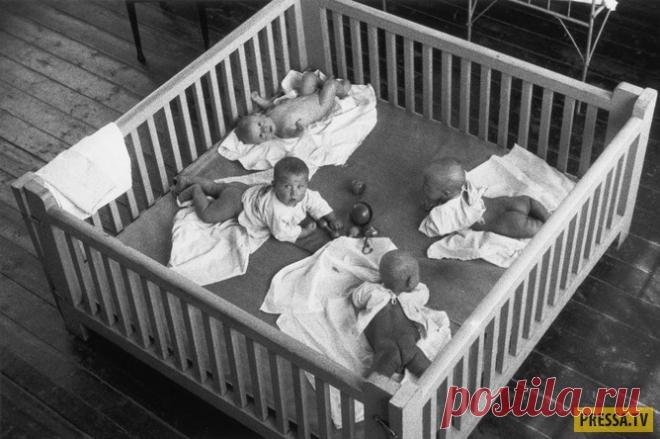 Ностальгия: Детские сады Советского Союза (27 фото) | Чёрт побери Практически каждая советская семья воспитывала двоих или троих, а то и более детей. Конечно же, в таких случаях никак было не обойтись без яслей и детских садов. Ведь в 1950-х годах продолжительность декретного отпуска по беременности и родам составляла 112 календарных дней (56 дней до родов и столько же - после). Можно было, конечно, продлить этот отпуск ещё на три месяца, а в конце 1960-х - даже на год, но...